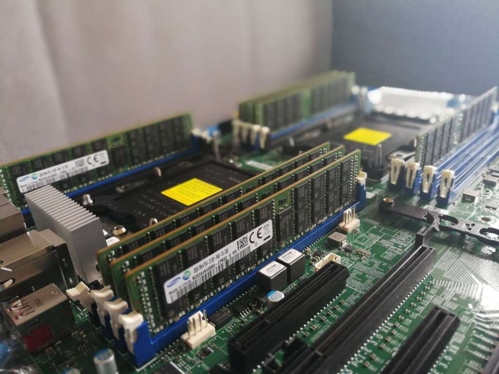 本文转自某论坛cpu选用了两颗正式版xeon gold 6140,一共是36核,72